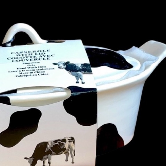 Other - 🐄Cow Print Casserole Dish with Lid 🐮
A great gift idea 🎁